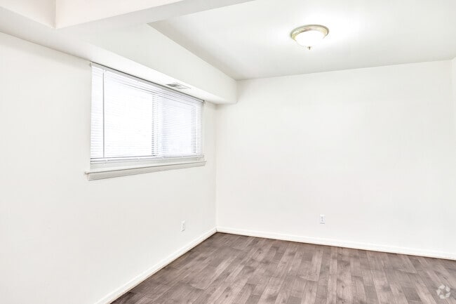 1BR, 1 BA - 920SF - Den - Manor View Apartments