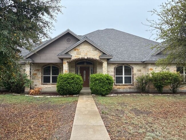 Building Photo - 5BR/3BA w/ Fenced Yard + Covered Parking in Seguin, TX