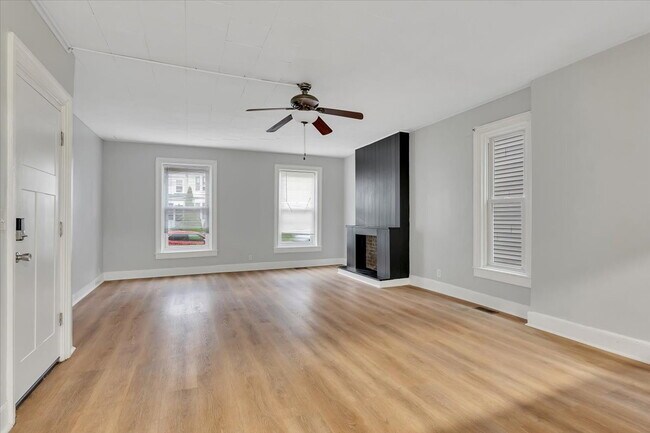 Photo - "Charming 2-Bedroom Retreat on Saratoga Av... Unit 1N
