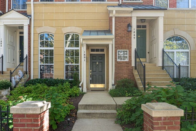 Photo - Inviting Townhome with Spacious Living & Convenient Location Unidad 110A