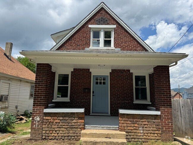 Building Photo - Newly updated 3 bedroom 1 bath with hardwo... Rental