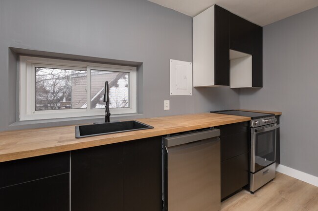 Photo - 28 Eastbourne Av Unit #3