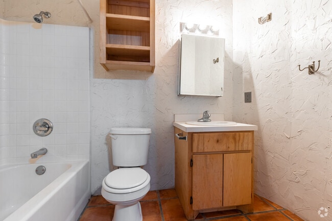 1BR, 1BA - 575SF - Bathroom