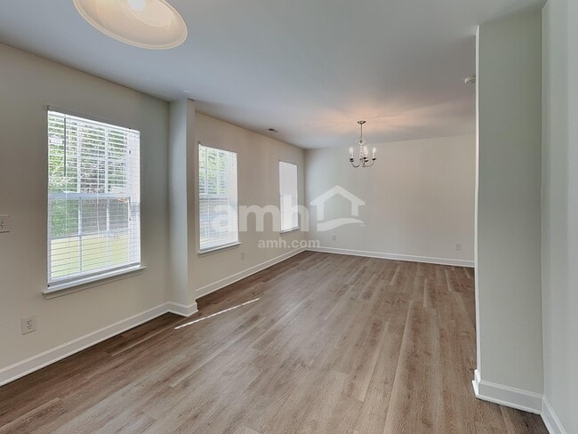 Photo - 982 Ramsgate Dr SW