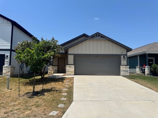 Building Photo - Move-In Ready Modern 4-Bedroom 2 Bath Home...