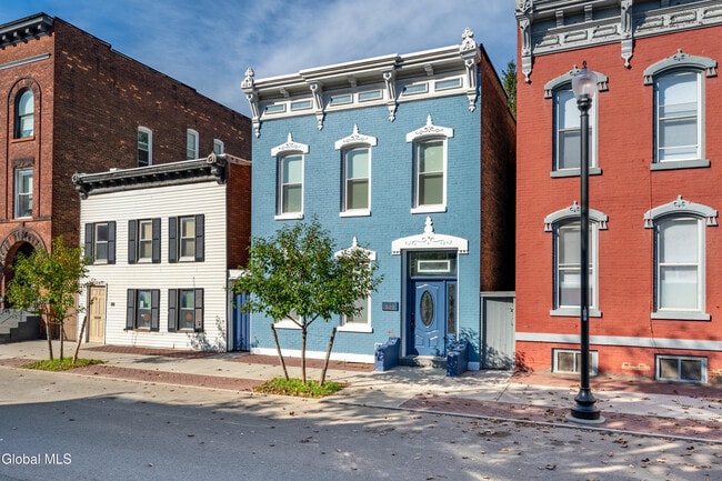 Building Photo - 323 2nd St Unit 1