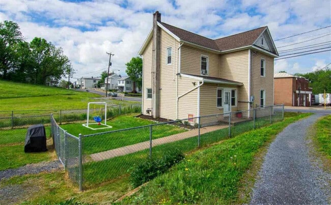 Photo - 233 N Main St