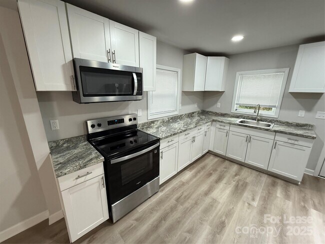 Photo - 705 N Main St