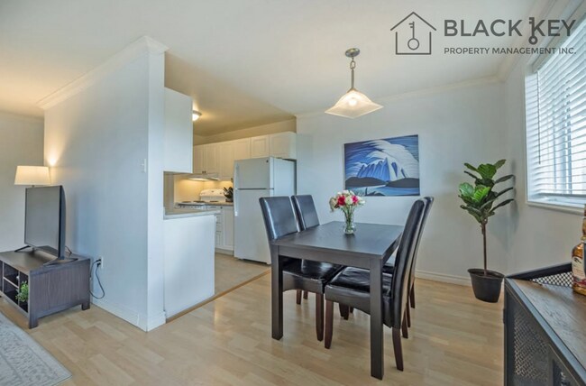 Photo - 986 Huron St