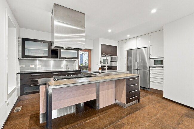 Photo - 2334 W Medill Ave
