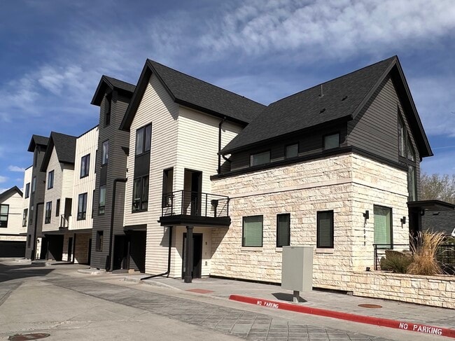 Building Photo - 5599 S Curtice St Unit D