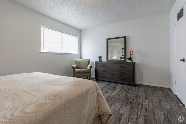 1BR, 1BA - 608 SF