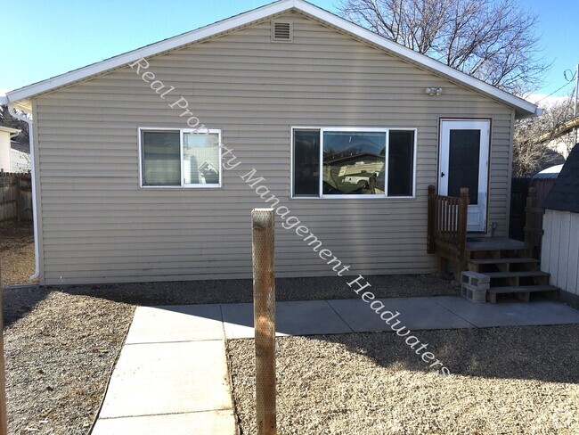 Building Photo - 402 S Cedar St Unit A: Front Rental