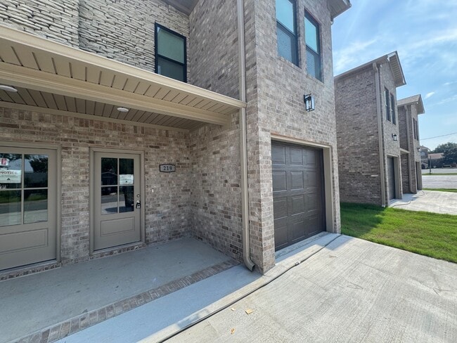 Photo - 221 N Elm St