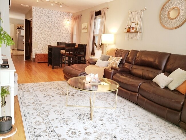 Photo - 1530 W Diversey Pkwy