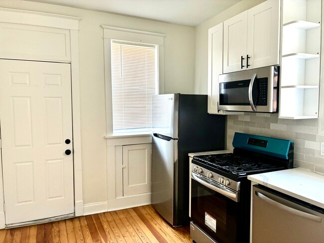 Building Photo - 3421 Michigan Ave Unit 2F