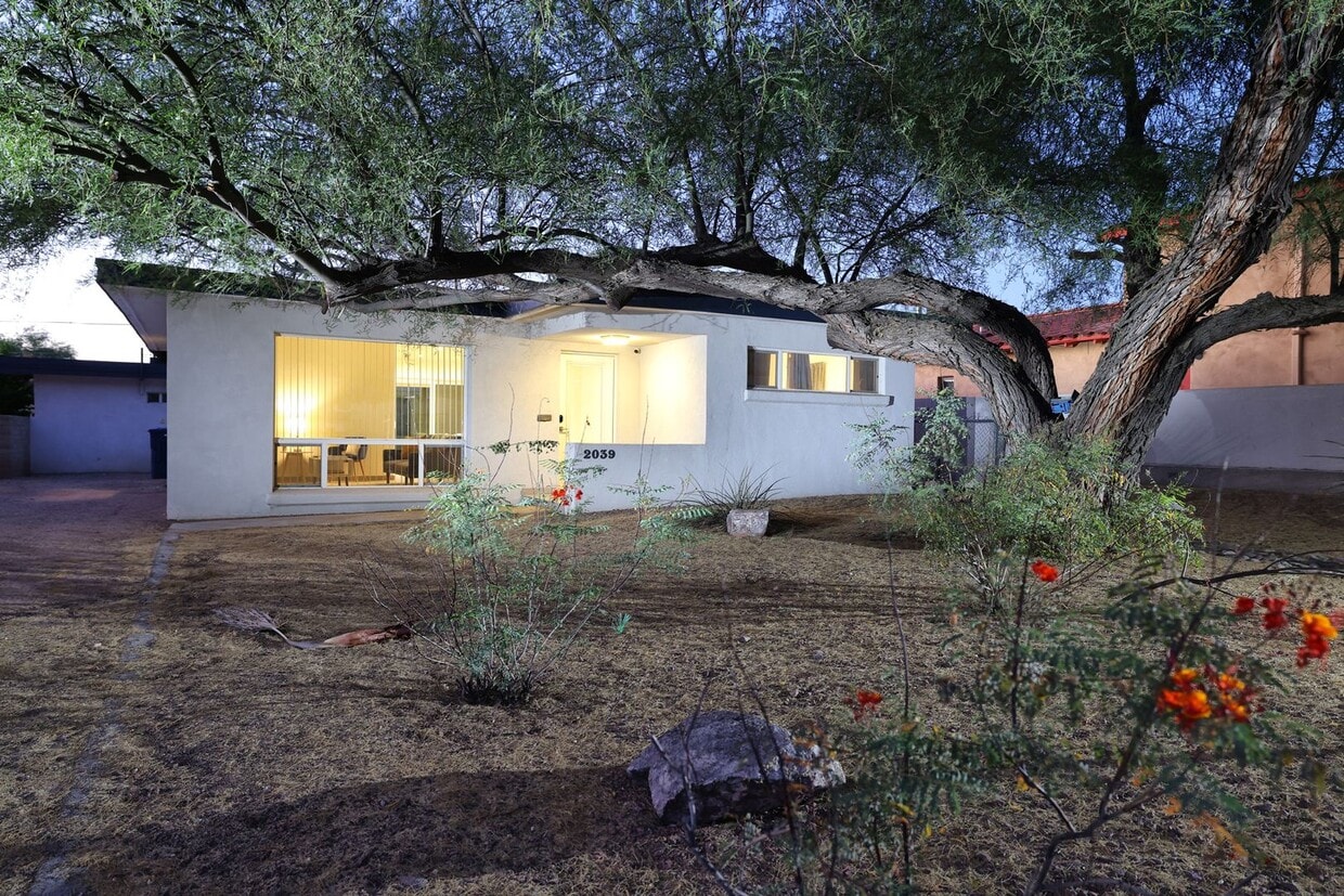 Live Close to Campus in Style – Sam Hughes... - Live Close to Campus in Style – Sam Hughes...