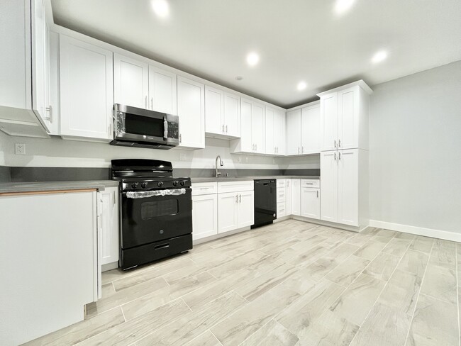 2106 1/2 s La Brea Los Angeles, CA 90016 - 2106 1/2 s La Brea Los Angeles, CA 90016 Condo Unit 1/2