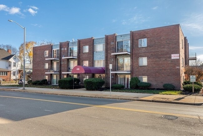 Building Photo - 426 Pleasant St Unit 12