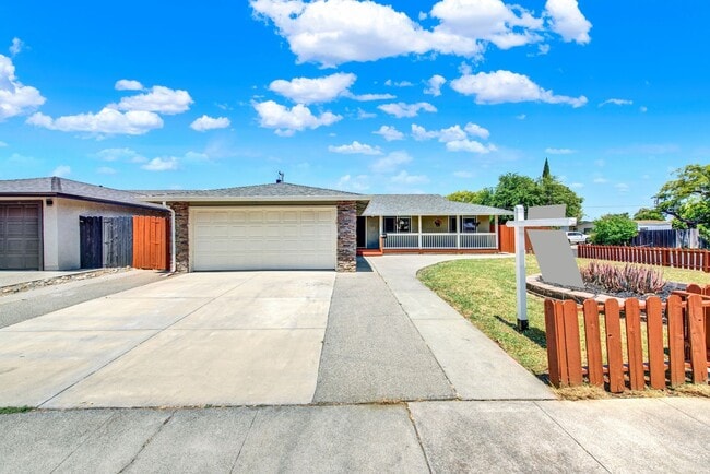 Building Photo - Great updated unit close to everything Rental