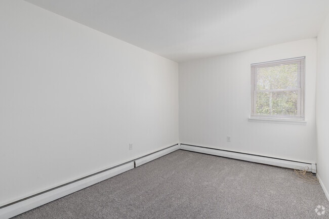 2BR, 1BA - 875SF - Bedroom
