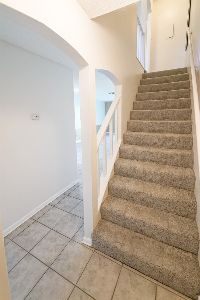 2325 W Pensacola St
