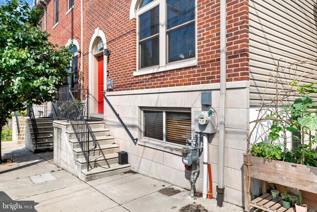Building Photo - 156 Carson St Rental