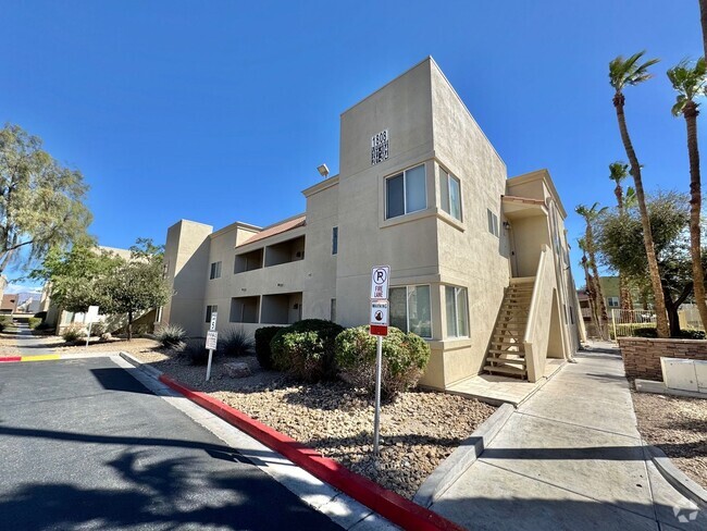 Building Photo - ADORABLE 2 BEDROOM 2 BATHROOM CONDO LOCATE...