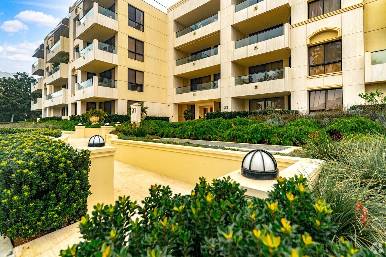 Entrada - 701 OCEAN Ave