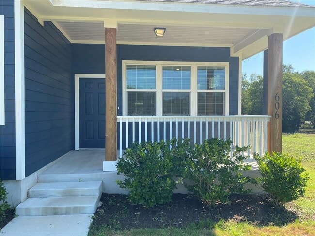 Photo - 606 W 1st St