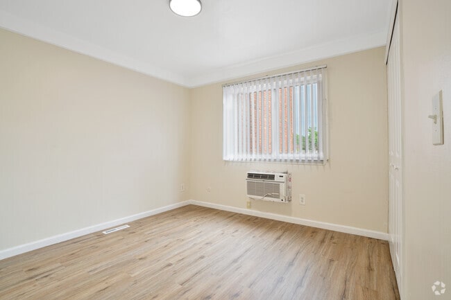 2BR, 1BA - 850SF - Bedroom