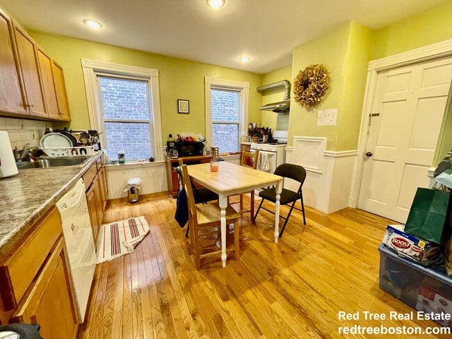 Building Photo - 46 Aspinwall Ave Unit 2
