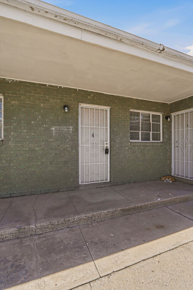 Building Photo - 79904$600 rent. Water and trash included in this 1 bedroom 1 bath apartment. Unit 4
