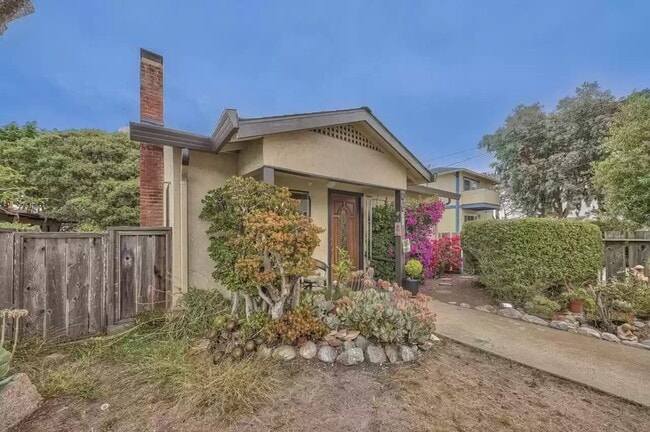 Photo - 862-872 Laine St