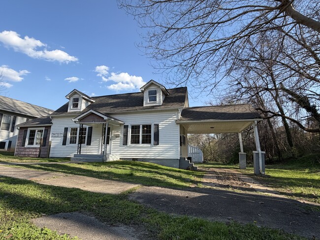 Photo - 607 C St