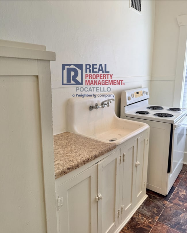 Photo - 734 E Halliday St Unit 2