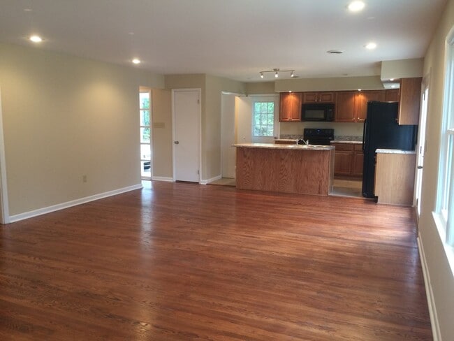 Photo - Charming 4 Bedroom / 2 Bathroom Home Brist...