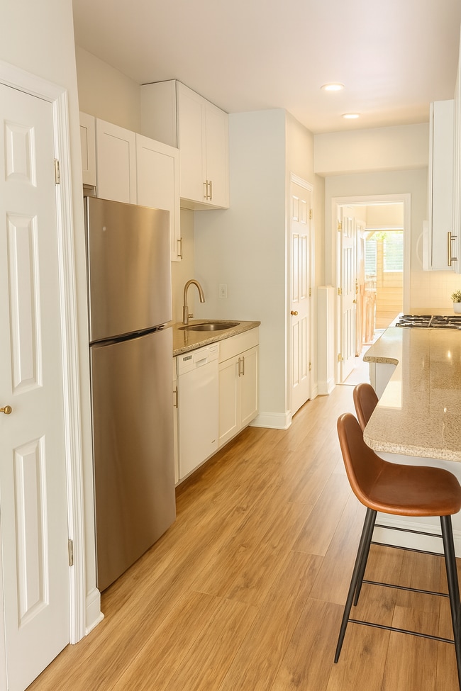 Cocina con barra para comer - 1613 F St NE Unidad 2