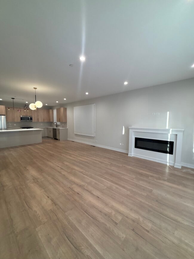 Photo - 6853 W Belmont Ave Unidad 1R