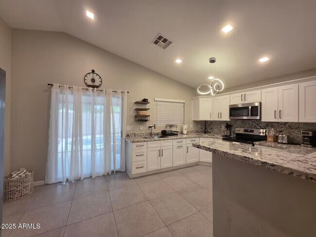 Photo - 1362 E 10th St