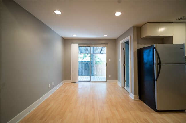 Photo - 711 Graham Pl
