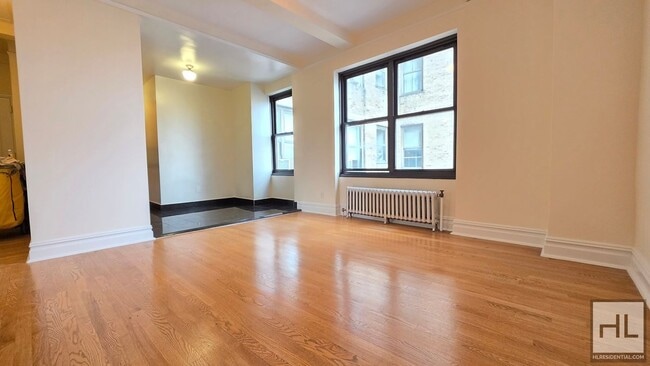 Sunlit 8th-Floor 1-Bed with Skyline Views in East Village