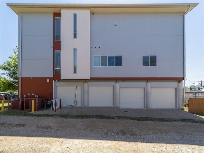 Photo - 605 W 29th 1/2 St