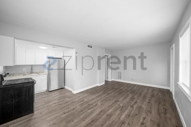 Photo - 633 Spring St