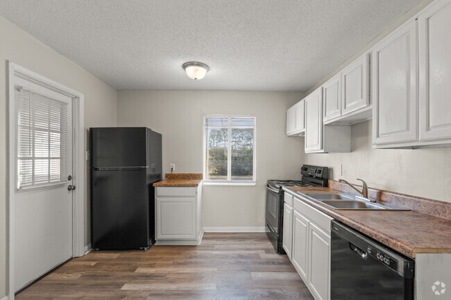 2BR, 1BA - 885 SF - Kitchen