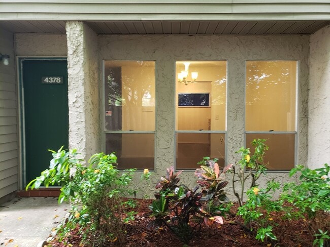 Building Photo - 2 Bedroom 2.5 Bath Townhouse with covered parking