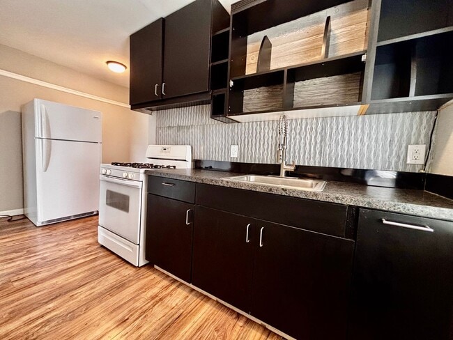 Building Photo - Charming 1 Bed / 1 Bath Apartment in Fairb... Unit 237 - C