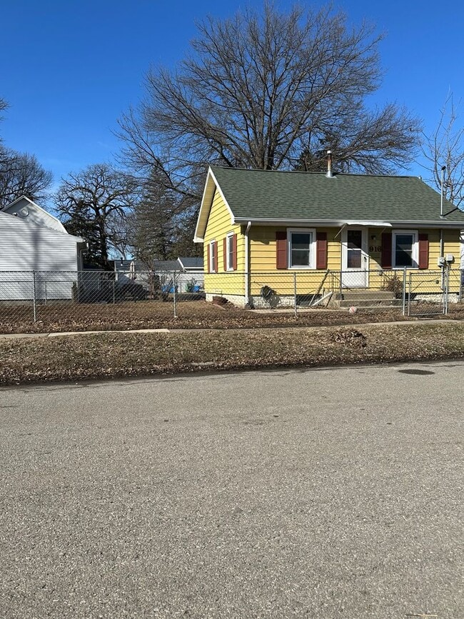 Building Photo - 916 Evergreen Ave