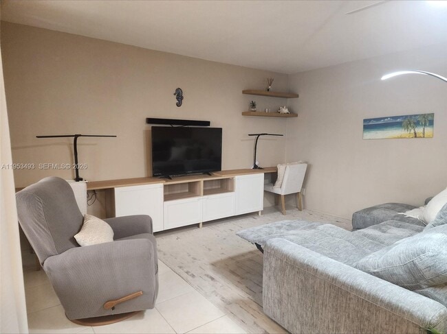 Building Photo - 100 SE 6th Ave Unit 107