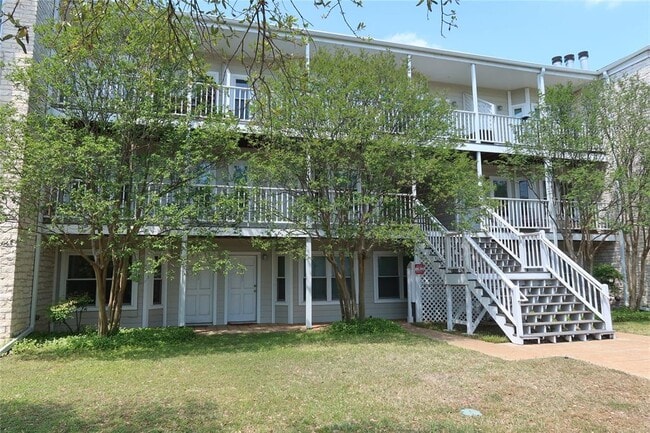 Building Photo - 3400 Speedway Unit 104